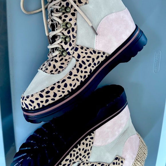 Leopard print leather laced up boots with cowboy style square toe boots size 8 - Picture 15 of 15